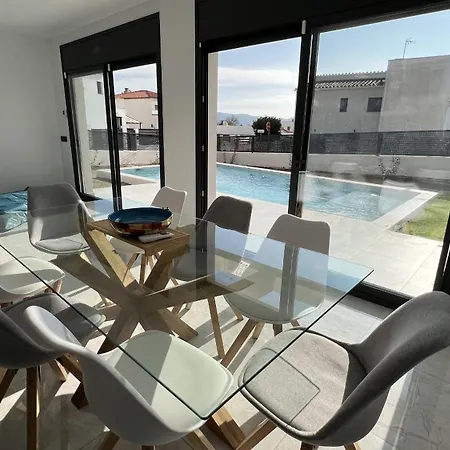 Casa Moderna Roses Con Piscina Y Jardin Mas Bosca, Roses Сasa de vacaciones